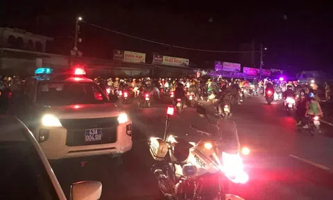 Đà Nẵng dùng ô tô trung chuyển người từ phía Nam đi bộ về quê