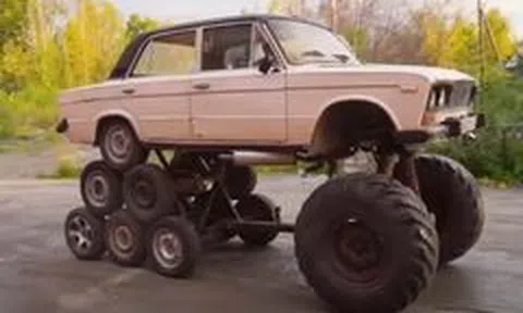 Chiếc sedan được độ 'điên rồ' với 14 bánh xếp chồng hình kim tự tháp