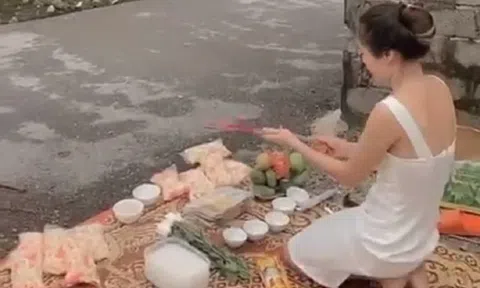 Xôn xao clip người phụ nữ mang vàng hương tới trước nhà "con nợ" thắp hương cúng bái