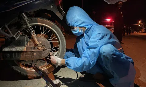 Sinh viên Trường ĐH Đông Á: Vượt mưa gió, xuyên đêm cứu hộ xe máy, giúp dân về quê tránh dịch