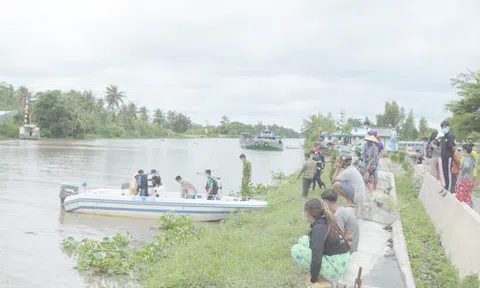 Bị sà lan đâm trúng, chồng đau đớn nhìn vợ con mất hút trong đêm