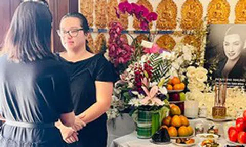 Con gái Phi Nhung mệt mỏi, mắt sưng húp túc trực bên bàn thờ mẹ