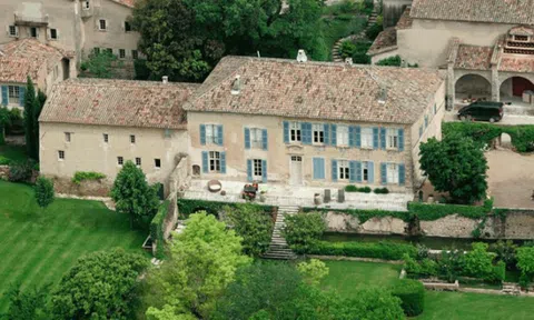 Angelina Jolie bán tài sản chung với Brad Pitt