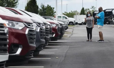 Ô tô khan hàng đội giá vì thiếu chip, 48% khách hàng trì hoãn mua xe