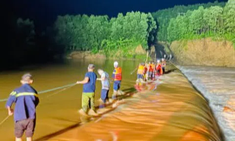 Gay cấn cứu hộ 3 thanh niên bị nước lũ cô lập lúc nửa đêm