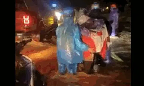 Clip: Hàng trăm người hồi hương bằng xe máy băng qua dòng nước xiết