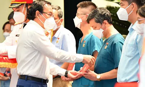 Khắc ghi hình ảnh lăn xả vì TP HCM