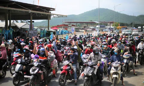 Người dân về quê qua Đà Nẵng được tặng từ đôi dép đến xe máy