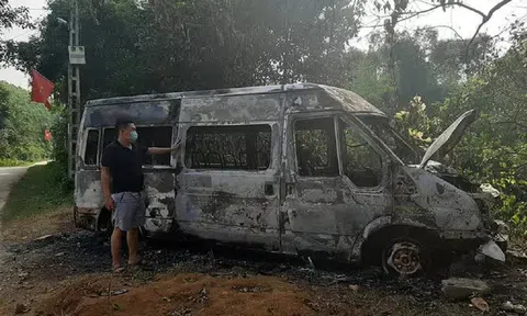 Xe ôtô 16 chỗ bốc cháy bất thường trong đêm, nghi bị phóng hỏa