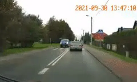 Suýt đâm người ngay trước xe cảnh sát, BMW lập tức bị truy đuổiicon