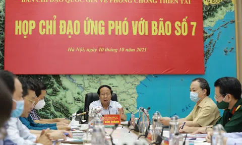 Bão Kompasu giật cấp 13 đang lao vào biển Đông, Phó Thủ tướng chủ trì họp khẩn