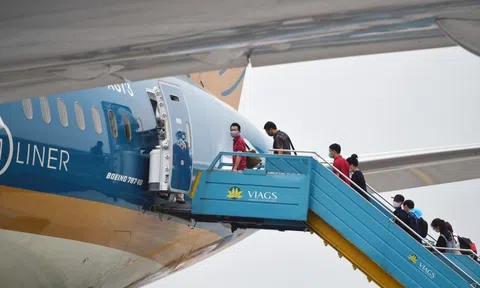 Chuyến bay Hà Nội - TP HCM cất cánh đầu giờ chiều 10-10 với 180 khách