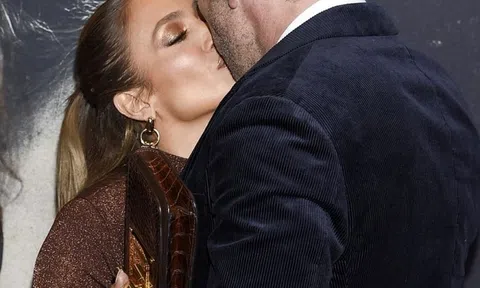Ben Affleck hôn Jennifer Lopez trên thảm đỏ