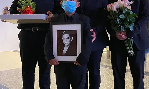 Con gái Phi Nhung nhận tro cốt mẹ