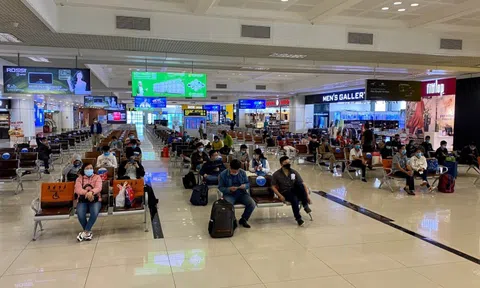 Về Hà Nội phải cách ly tập trung 7 ngày, các chuyến bay từ TP HCM vẫn kín chỗ