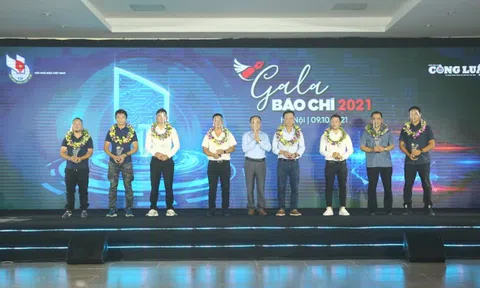 Tôn vinh sự cống hiến của người làm báo qua lễ trao giải “Khoảnh khắc báo chí 2020”