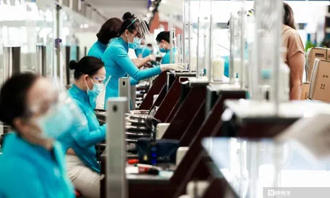 Những hành khách đầu tiên sau khi mở lại đường bay nội địa