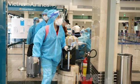 Hành khách mặc bảo hộ kín mít đến sân bay Tân Sơn Nhất ngày đầu thí điểm bay nội địa