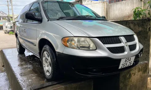 Xe MPV Dodge Caravan 2000 hiếm gặp tại Việt Nam