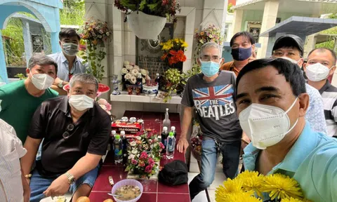 Bạn thân viếng mộ Lê Công Tuấn Anh