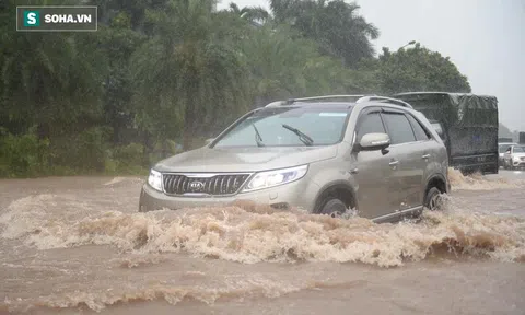 Hà Nội: Đại lộ Thăng Long - Vành đai 3 ngập nghiêm trọng, ô tô đi trong 'biển nước'