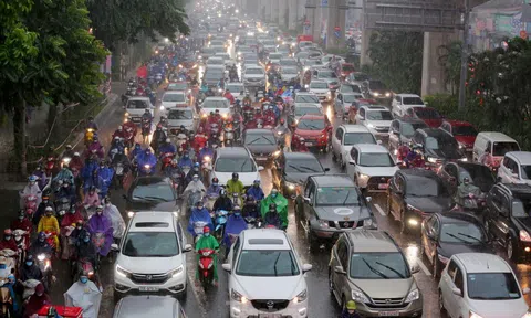 Hà Nội mưa rét sáng đầu tuần, người dân chôn chân giữa đường do giao thông ùn tắc