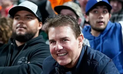 Tom Cruise đi xem thể thao cùng con trai