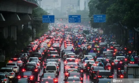Hà Nội mưa rét, đường phố ùn tắc sáng đầu tuần