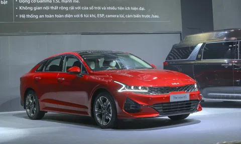 KIA K5 2022 giá từ 869 triệu đồng, 'đe dọa' Toyota Camry
