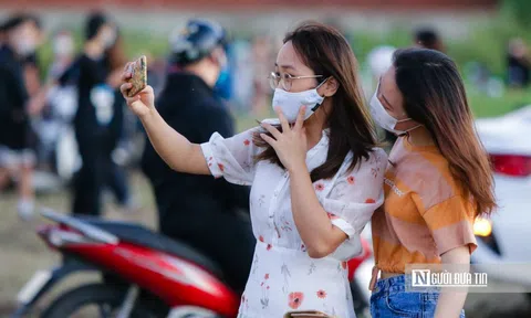 Giới trẻ đổ xô ra chụp ảnh nắng thu tại hồ Tây