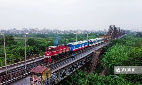 Người dân phấn khởi lên tàu trở về quê sau nhiều tháng