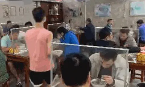 CLIP: Nườm nượp người dân đến ăn sáng tại quán ở Hà Nội