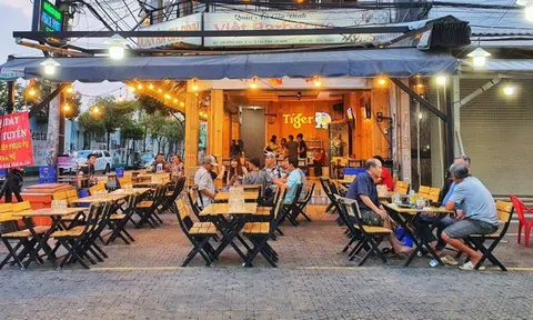 Từ 6h ngày 14/10, Hà Nội cho phép bán hàng ăn uống tại chỗ, xe buýt hoạt động trở lại