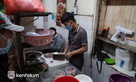 Từ sáng sớm, người dân Hà Nội phấn khởi rủ nhau đi ăn sáng: Cả tạ phở hết vèo trong vài tiếng!