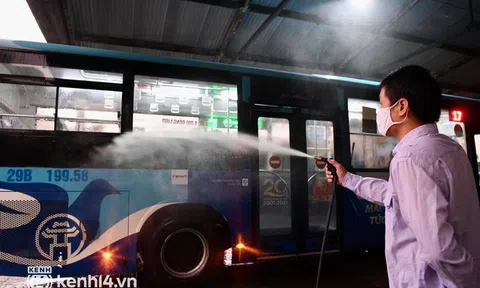 Hà Nội: Xe buýt, taxi hối hả chuẩn bị cho ngày đầu được hoạt động, đón khách trở lại