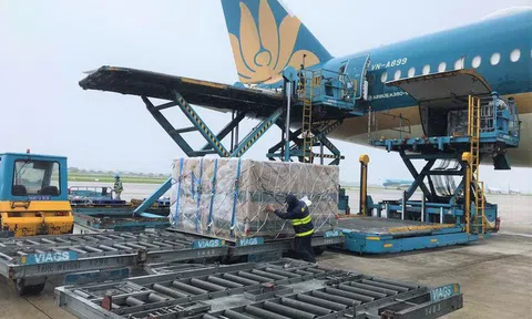 Vận chuyển 560.000 liều vắc-xin và vật tư y tế từ châu Âu về Việt Nam