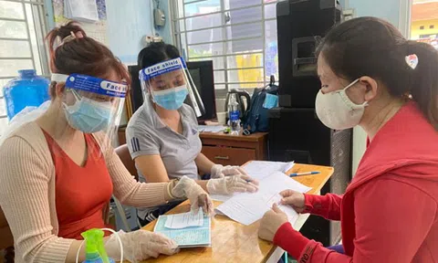 Làm ngày lẫn đêm để sớm trao tiền hỗ trợ