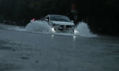 Hà Tĩnh mưa trắng trời, đường phố biến thành sông