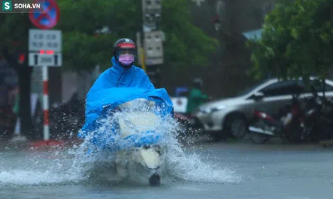 Ô tô, xe máy bì bõm "bơi" trong biển nước trên phố sau cơn mưa lớn xuyên đêm