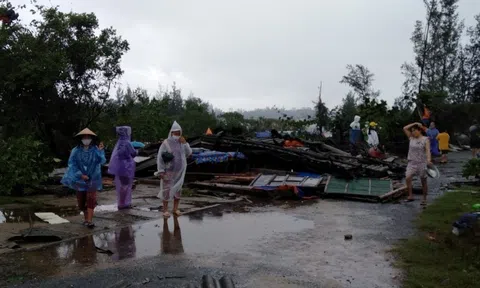 Quảng Ngãi: Lốc xoáy làm tốc mái hàng chục nhà dân giữa đêm khuya