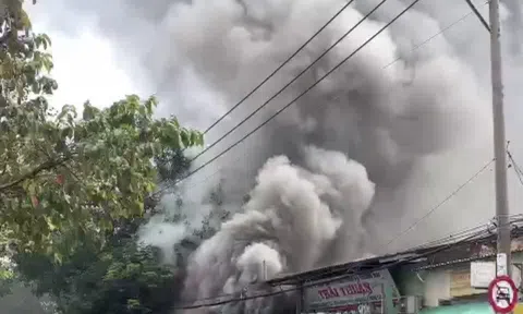 CLIP: Khói ngùn ngụt bao trùm căn nhà ở Bình Tân, TP HCM