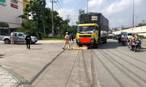 Thương tâm: Người phụ nữ bị xe tải cuốn vào gầm