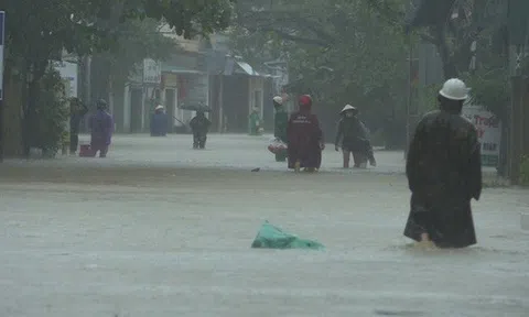 Mưa lớn tới hơn 700 mm, nhiều tỉnh miền Trung, Tây Nguyên ngập nặng, lũ lớn