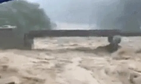 Miền Trung mưa bão dữ dội, nhiều người mất tích, lốc xoáy hàng chục nhà tốc mái