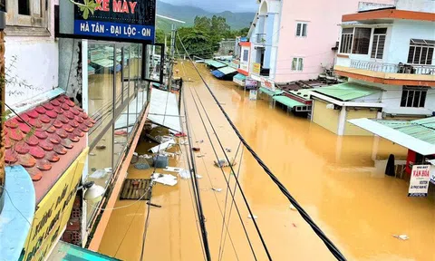 Ảnh: Toàn cảnh ngập lụt nhiều nơi ở miền Trung khiến 3 người mất tích, giao thông bị chia cắt