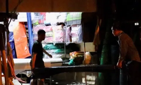 Quảng Bình: Người dân di dời tài sản, chạy lũ trong đêm