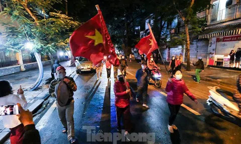 Khoảnh khắc dỡ phong toả bệnh viện Việt Đức, người dân vui mừng về nhà ngay trong đêm