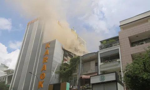 Khói bao trùm một góc đường Sư Vạn Hạnh, quận 10- TP HCM