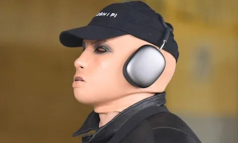 Kanye West xuất hiện với mặt nạ kỳ quái ở sân bay