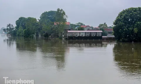 Cận cảnh hơn trăm hộ dân ở Hà Nội bị cô lập giữa biển nước